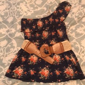 ✨2/$15✨ Off the shoulder tank with stylish belt